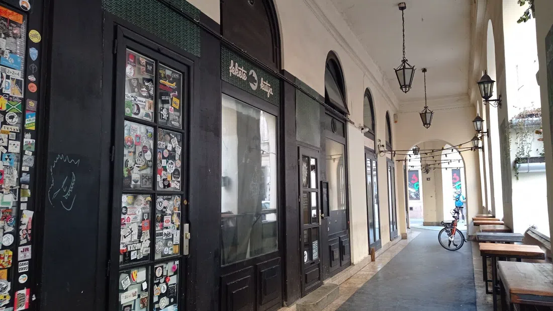 Fekete Kutya, Budapest