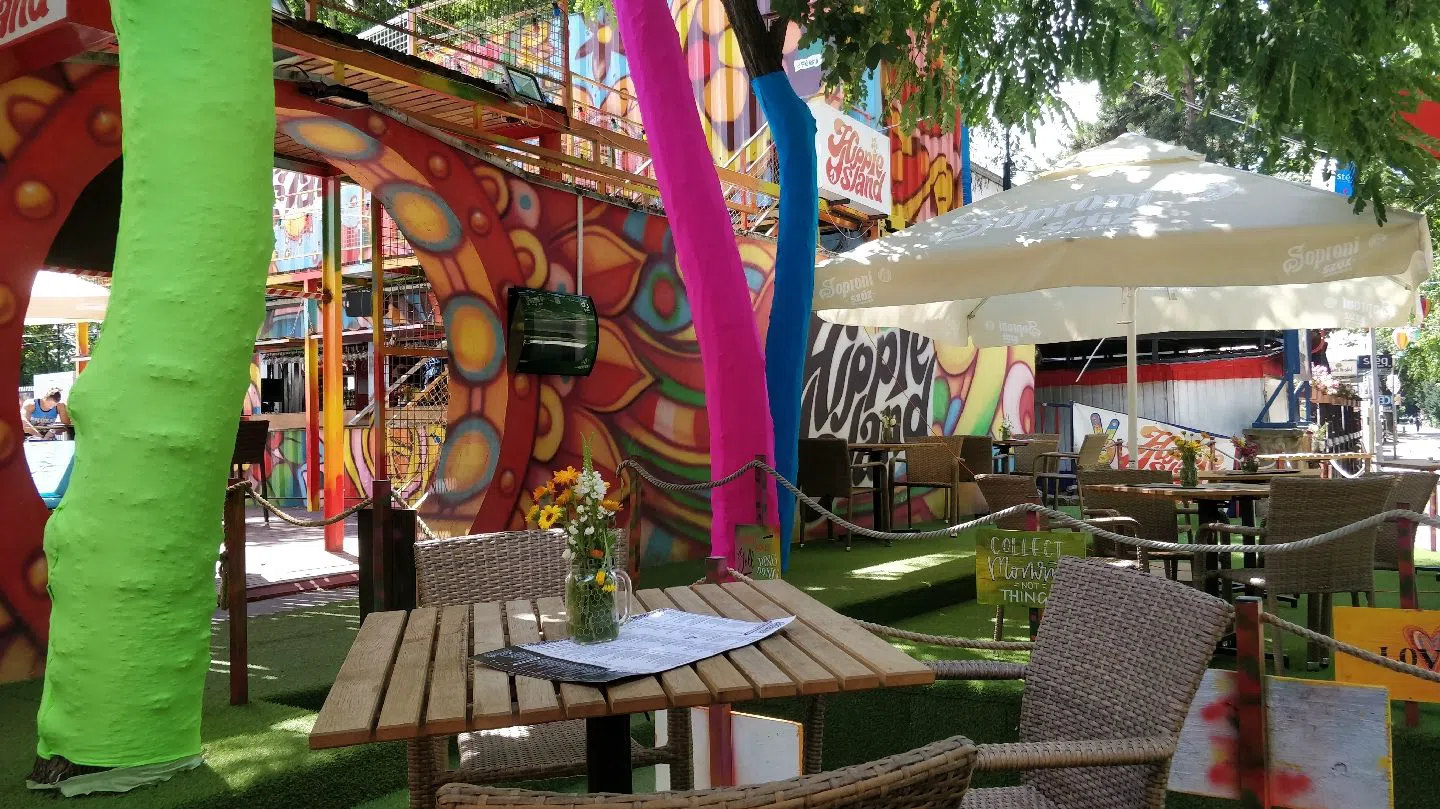 Hippie Island, Budapest
